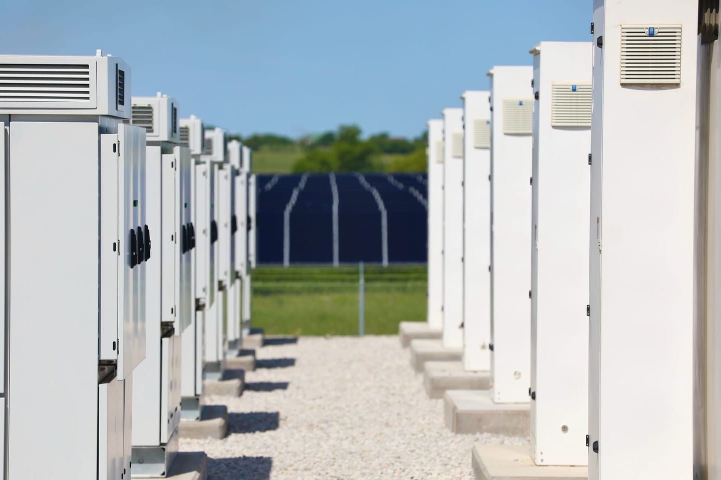 Tipos de almacenamiento de energía: baterías de litio, flujo y cuál conviene